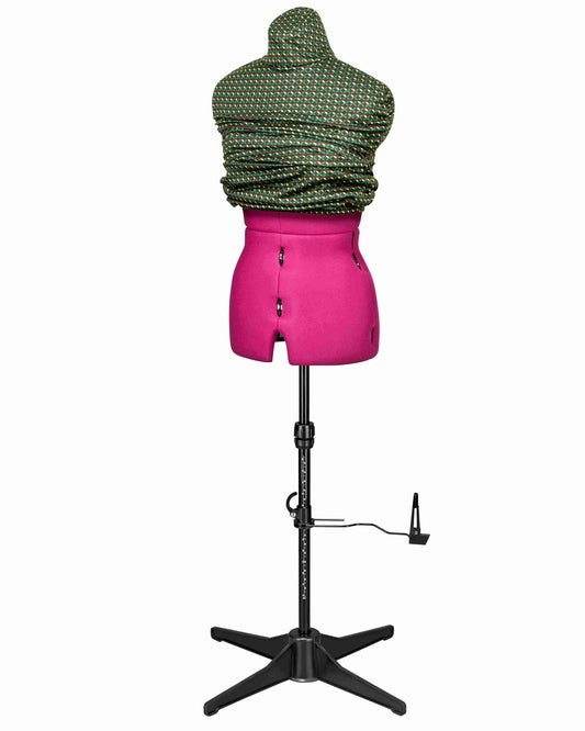 Ansicht der Schneiderpuppe verstellbar CELINE MULTI, (Farbe Fuchsia) komplett mit 4-Bein Standfuß, von vorne Seitenansicht, Rückenlängenverstellung geschlossen, mit Schutzbezug im Retro Design