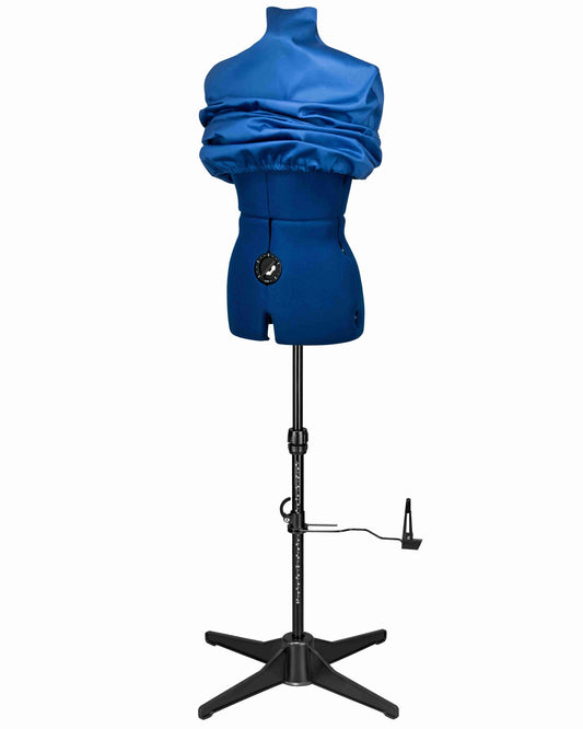 Ansicht der Schneiderpuppe verstellbar MAJESTIQUE MULTI, (Farbe Blau) komplett mit 4-Bein Standfuß, von vorne Seitenansicht, Rückenlängenverstellung geschlossen, mit Schutzbezug Blau