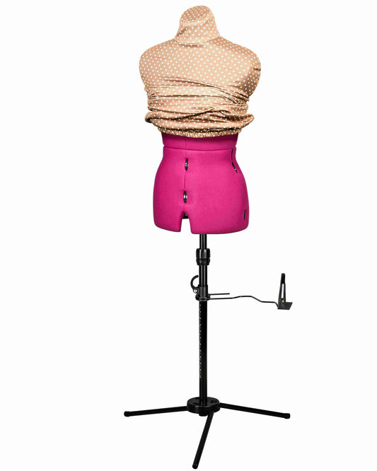 Ansicht der Schneiderpuppe verstellbar CELINE MULTI, (Farbe Fuchsia) komplett mit 3-Bein Standfuß, von vorne Seitenansicht, Rückenlängenverstellung geschlossen, mit Schutzbezug Beige