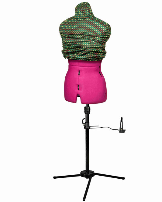 Ansicht der Schneiderpuppe verstellbar CELINE MULTI, (Farbe Fuchsia) komplett mit 3-Bein Standfuß, von vorne Seitenansicht, Rückenlängenverstellung geschlossen, mit Schutzbezug im Retro Design
