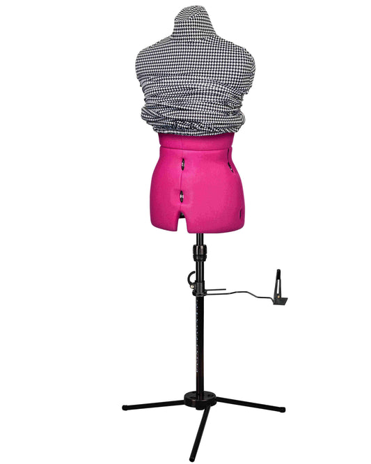 Ansicht der Schneiderpuppe verstellbar CELINE MULTI, (Farbe Fuchsia) komplett mit 3-Bein Standfuß, von vorne Seitenansicht, Rückenlängenverstellung geschlossen, mit Schutzbezug im Schwarz/Weiß-Design
