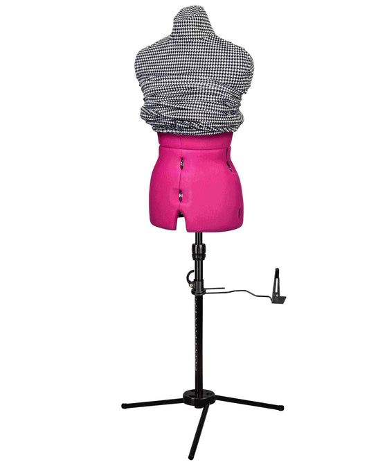 Ansicht der Schneiderpuppe verstellbar CELINE MULTI, (Farbe Fuchsia) komplett mit 3-Bein Standfuß, von vorne Seitenansicht, Rückenlängenverstellung geschlossen, Schutzbezug im Schwarz/Weiß Design