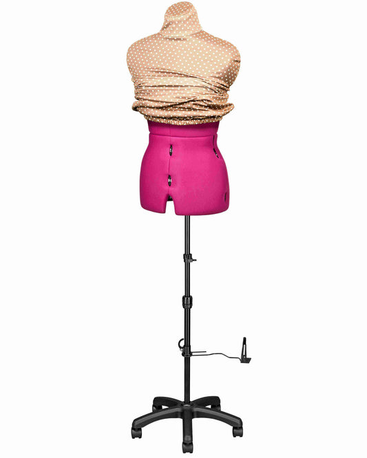 Ansicht der Schneiderpuppe verstellbar CELINE MULTI, (Farbe Fuchsia) komplett mit 5-Bein Standfuß und Rollen, von vorne Seitenansicht, Rückenlängenverstellung geschlossen, mit Schutzbezug Beige