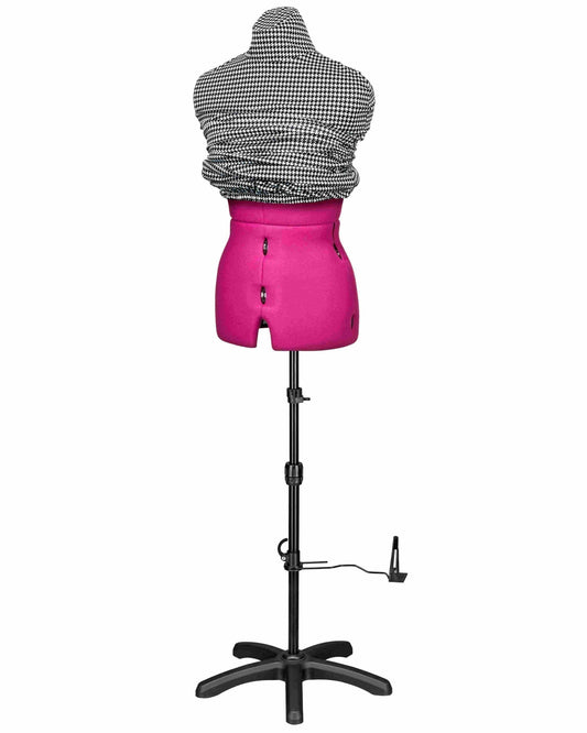 Ansicht der Schneiderpuppe verstellbar CELINE MULTI, (Farbe Fuchsia) komplett mit 5-Bein Standfuß, von vorne Seitenansicht, Rückenlängenverstellung geschlossen, mit Schutzbezug Schwarz/Weiß-Design