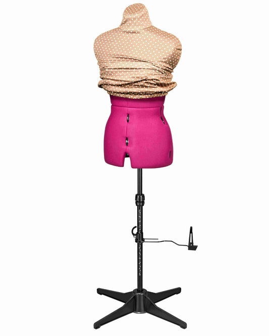 Ansicht der Schneiderpuppe verstellbar CELINE MULTI, (Farbe Fuchsia) komplett mit 4-Bein Standfuß, von vorne Seitenansicht, Rückenlängenverstellung geschlossen, mit Schutzbezug Beige