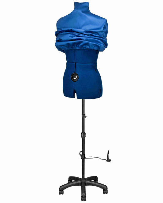 Ansicht der Schneiderpuppe verstellbar MAJESTIQUE MULTI, (Farbe Blau) komplett mit 5-Bein Standfuß und Rollen, von vorne Seitenansicht, Rückenlängenverstellung geschlossen, mit Schutzbezug  Blau