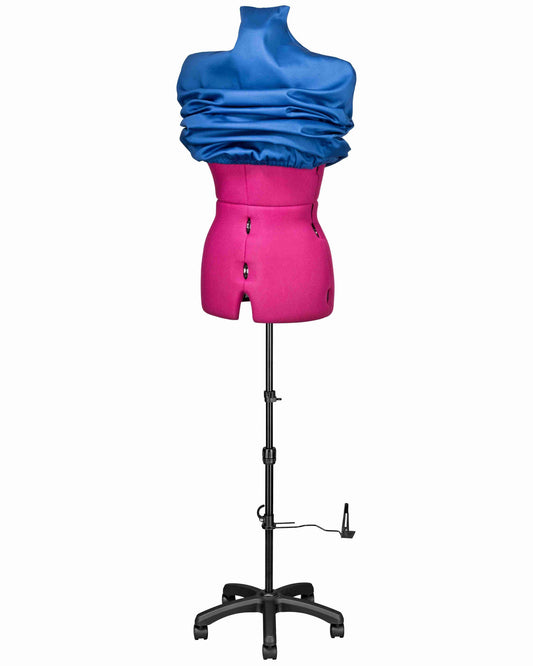 Ansicht der Schneiderpuppe verstellbar CELINE MULTI, (Farbe Fuchsia) mit Schutzbezug Blau komplett mit 5-Bein Standfuß und Rollen, von vorne Seitenansicht, Rückenlängenverstellung geschlossen